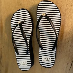 Crown & Ivy black and white wedge flip flops 8.5-9